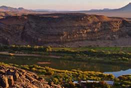 Vioolsdrift, Northern Cape, South Africa – A Gateway to Scenic Beauty and Adventure View of Vioolsdrift, a small border town in Northern Cape, South Africa, near the Namibian border